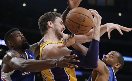 Pau Gasol (uprosted) z Los Angeles Lakers bojuje s pesilou hrá Los Angeles...