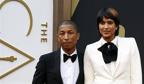 Zpvák Pharrell WIlliams v doprovodu manelky Helen Lasichanhové na letoním pedávání Oscar