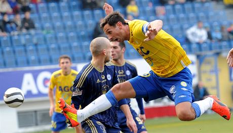 Teplický fotbalista Milan Matula stílí na olomouckou branku.