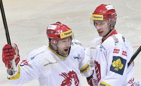 Tinetí hokejisté Jan Peterek (vlevo) a David Nosek slaví gól.