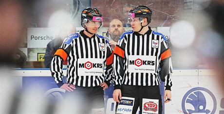 Hokejoví rozhodí Peina (vlevo) a ír bhem utkání Plze - Zlín.