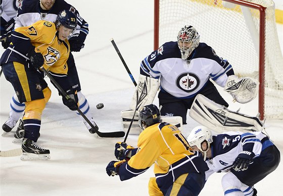 PAVELEC V OBLEENÍ. eský branká vak ustál i tuhle situaci a dotáhl Winnipeg