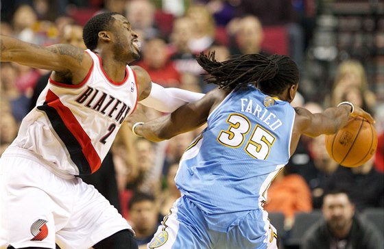 Wesley Matthews z Portlandu fauluje Kennetha Farieda z Denveru.