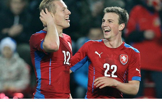 Matj Vydra (vlevo) a Vladimír Darida se radují v beznovém utkání proti Norsku.