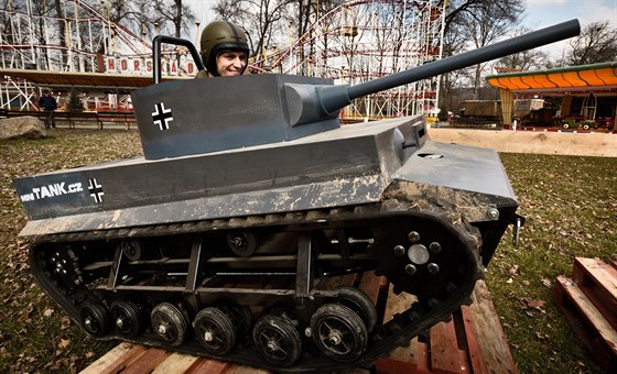 Replika tanku se symbolem Hitlerovy armády na Matjské pouti v Praze. Majitel...