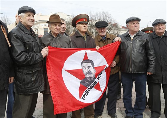 Proruská demonstrace na Leninov námstí v Simferopolu (8. bezna 2014).