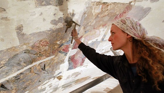 Při restaurování nalezli v brněnském Místodržitelském paláci fresku, která svým rozsahem překvapila samotné restaurátory. Petra Šnokhausová vpichuje injekcí do poničených omítek akrylátovou směs na zpevnění