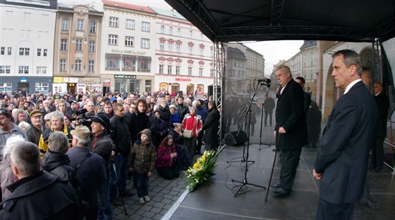 Velká msta Olomouckého kraje jako Olomouc i Perov stály pípravy na návtvu prezidenta Miloe Zemana ádov desítky tisíc korun, lo napíklad o výdaje za pípravu a ozvuení pódia pro setkání s veejností.