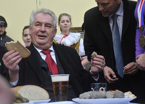 Prezident Zeman navtívil obec Cholina. Hejtman Jií Rozboil (vpravo), zdejí