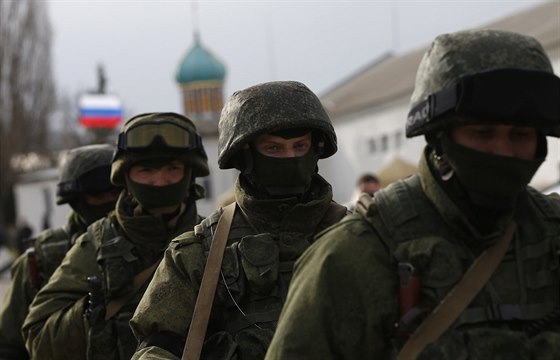 Ruští vojáci pochodují ve vesnici Prevalnoje nedaleko krymského Simferopolu (4....