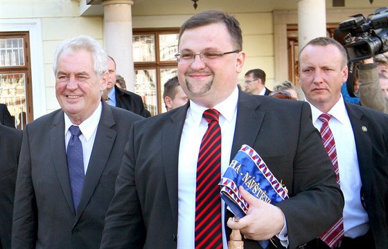 Šéf hradního protokolu Jindřich Forejt (uprostřed) při návštěvě prezidenta...