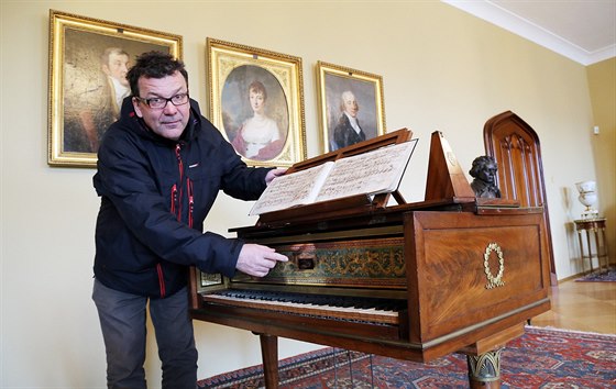 Kastelán Radomír Přibyla v hudebním pokoji u klavíru, na němž v Hradci nad...