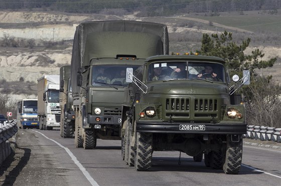 Ruské vojenské vozy na Ukrajin.