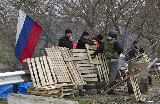 Prorutí dobrovolníci na kontrolním stanoviti u letit Belbek na Krymu.