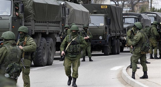 Vojáci čekají u ukrajinských hranic na Krymu.