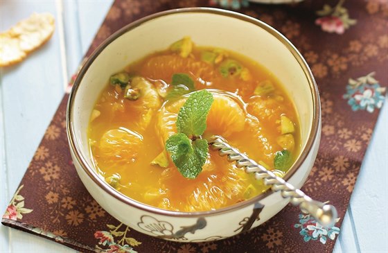Mandarinková kuecí polévka s pistáciemi a mátou