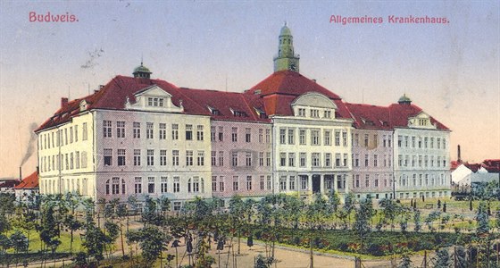 Historická pohlednice s hlavní budovou eskobudjovické nemocnice.