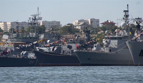 Vojenské lodě v Sevastopolu v roce 2007. S označením F 241 je vidět turecká...