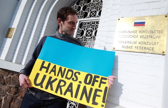 Před konzulát Brňané i Ukrajinci dorazili v neděli po druhé hodině odpoledne....