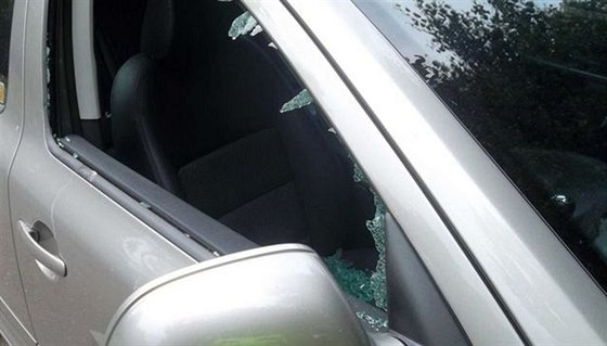 Zlodje rozbil okno auta a vzal zevnit taku. Vidl ho pitom svdek. Ilustraní snímek