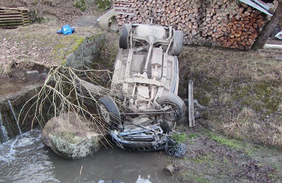 V obci Kaava na Zlínsku skonil v potoce automobil. Musel ho vytáhnout jeáb.