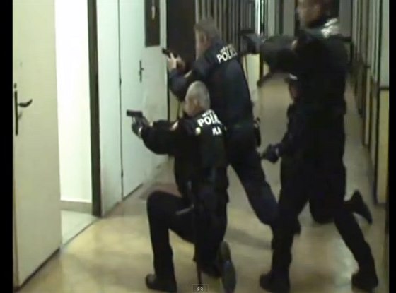 Záběr z uniklého videa ze cvičení jaroměřských strážníků