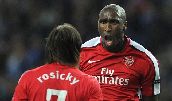 Snímek z roku 2010, na nm se Sol Campbell v dresu Arsenalu raduje z gólu s Tomáem Rosickým.