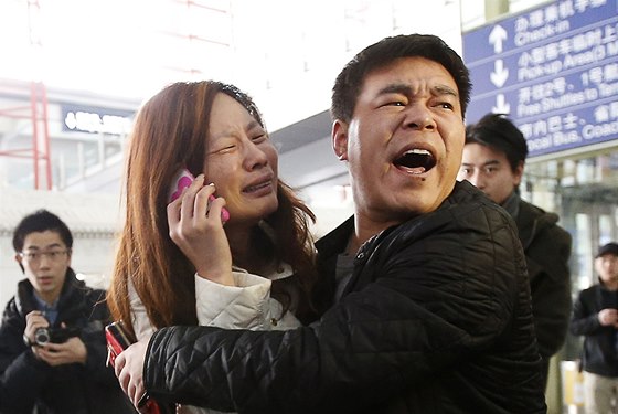 P�íbuzní cestujících letu MH370 na pekingském leti�ti (8. b�ezna 2014)
