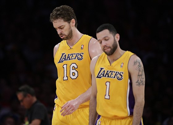 Basketbalisté Los Angeles Lakers (vlevo Pau Gasol, vpravo Jordan Farmar) se...