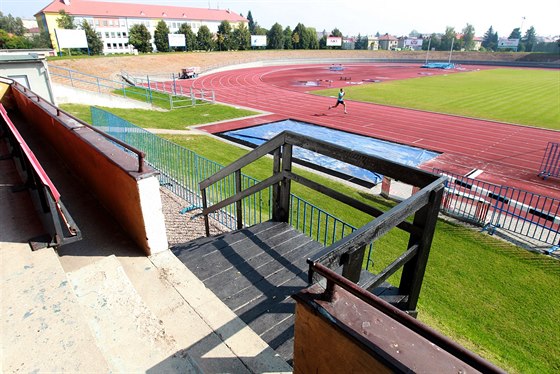 Mstský atletický stadion na Dukle má zchátralé a zanedbané zázemí.