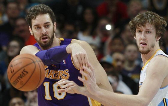 Jan Veselý (vpravo) z Denveru brání Paua Gasola z Los Angeles Lakers. 