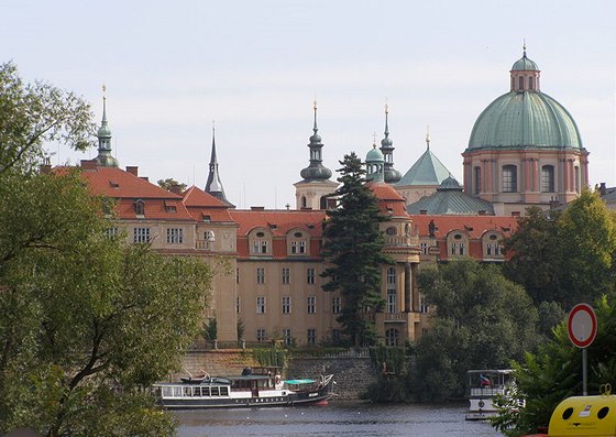 Rytíský ád kiovník s ervenou hvzdou sídlí v klátee v Kiovnické ulici