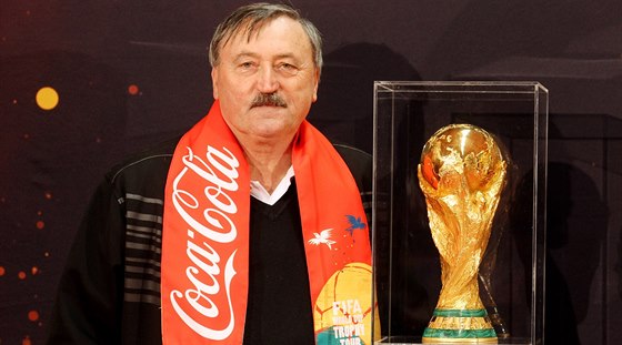 Antonín Panenka pózuje s pohárem pro fotbalové mistry svta.