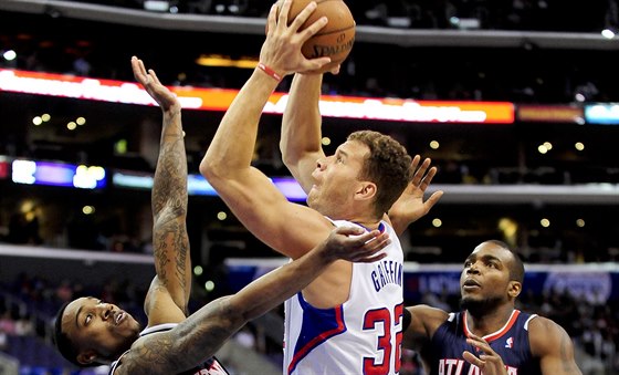 Blake Griffin (uprosted) z Los Angeles Clippers se snaí prosadit pes bránící...