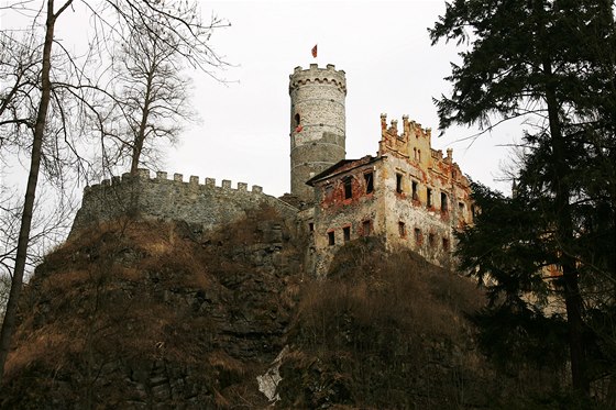 Horní hrad nedaleko Ostrova je i s rozsáhlými okolními polnostmi v exekuci.