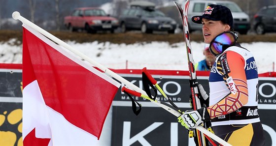 Erik Guay slaví s kanadskou vlajkou svou výhru v závod SP v Kvitfjellu.