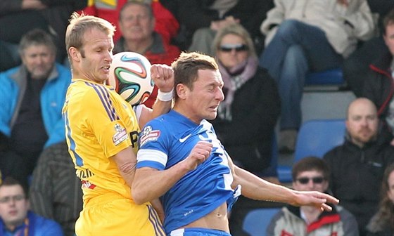 Jihlavský fotbalista Luká Vaculík (vlevo) v hlavikovém souboji s libereckým
