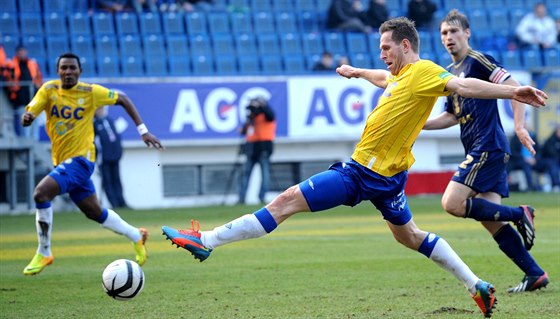 Teplický fotbalista tpán Vachouek stílí na olomouckou branku.