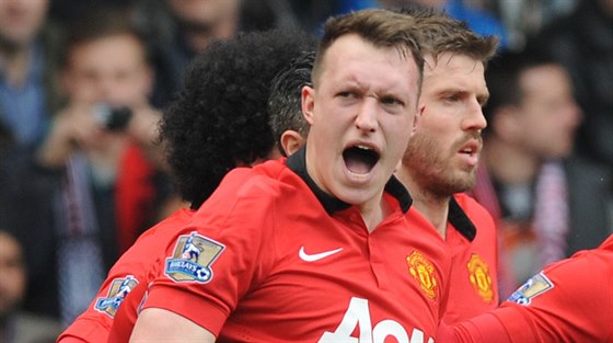 Phil Jones z Manchesteru United oslavuje trefu do sít West Bromwiche.