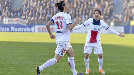 Zlatan Ibrahimovic z Paris St. Germain (vlevo) se stelecky prosadil proti...