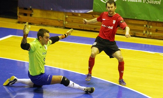 Momentka z futsalového duelu mezi Chrudimí (ervená) a Hradcem Králové