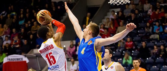 Momentka z basketbalového duelu mezi Pardubicemi (bílá) a Opavou