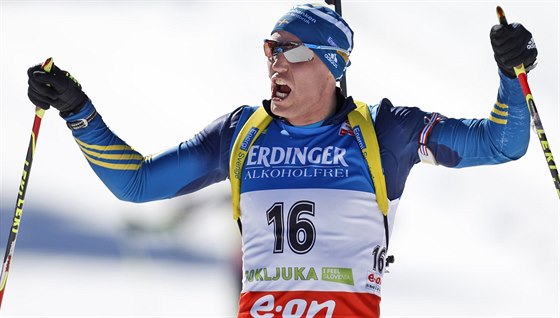 Björn Ferry slaví triumf na závod SP s hromadným startem na 15 kilometr v...