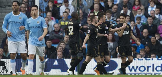 POTUPENÝ MANCHESTER CITY. Jordi Gomez (vpravo) z Wiganu promnil penaltu ve...