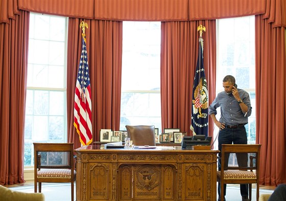 Prezident USA Barack Obama v Oválné pracovně Bílého domu telefonuje s ruským...