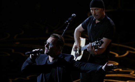 U2 hrají na pedávání Oscar novou píse Ordinary Love.