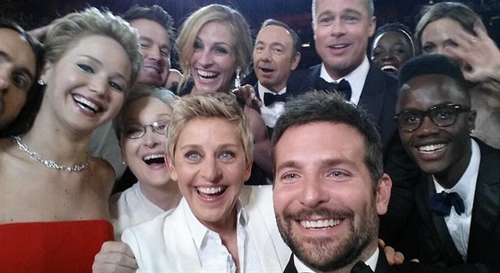 Moderátorka oscarového veera Ellen DeGeneresová poídila nejsdílenjí fotku...