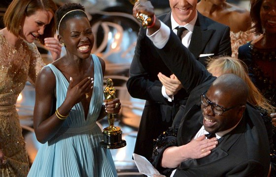 Reisér Steve McQueen a hereka Lupita Nyong'o se radují z Oscar, které dostal...