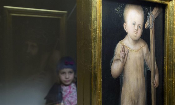 Nov zrestaurovaný obraz od Lucase Cranacha ehnající Jezulátko s kíem. V...