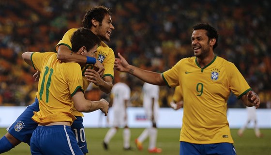 BRAZÍLIE SLAVÍ. Z gólu proti JAR se radují Neymar (nahoe), Oscar (pod ním) a